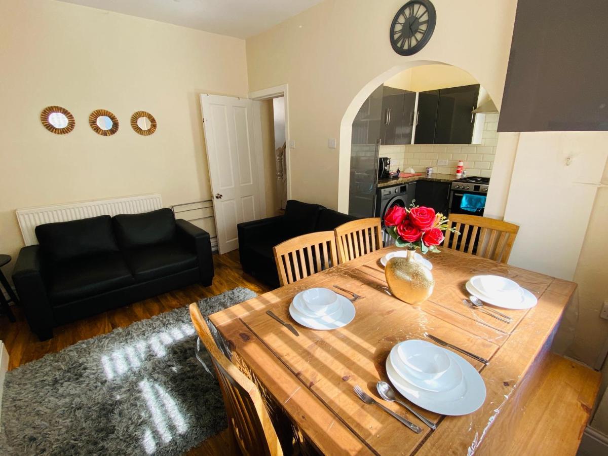 Entire 4 Bedroom House - Ev Point & Free Parking Λίβερπουλ Εξωτερικό φωτογραφία